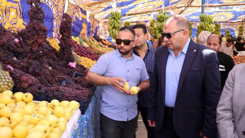 رئيس مركز ومدينة الإسماعيلية يفتتح منفذا استهلاكيا