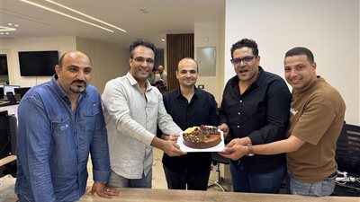 «الجمهور» يحتفل بعيد ميلاد الصحفي إسلام التمساح (صور)