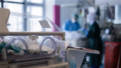 سباق مع الزمن.. جراحون ينقذون طفلًا مولودًا بأحشاء خارجية بمستشفى ميت غمر