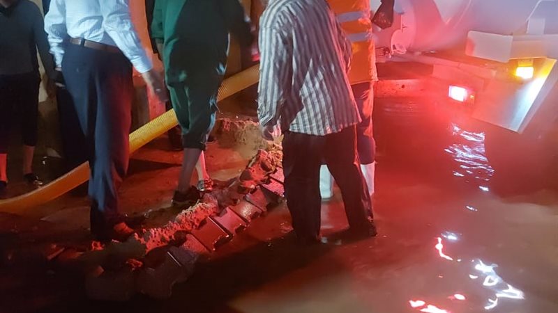 جانب من شفط مياه الأمطار 