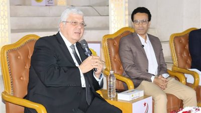وزير التعليم العالي يكرم الفنان سامح حسين ويشيد بـ قطايف