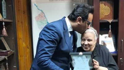 لفتة إنسانية من وكيل صحة سوهاج لمسنة بلغت سن المعاش