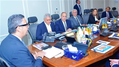 وزير التموين يبحث مع رئيس مجلس إدارة شركة الزيوت المستخلصة سبل تعزيز الإنتاج