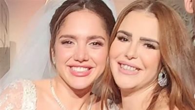 «ربنا يسعدك يارب».. دنيا عبدالعزيز تهنئ رنا رئيس على زفافها