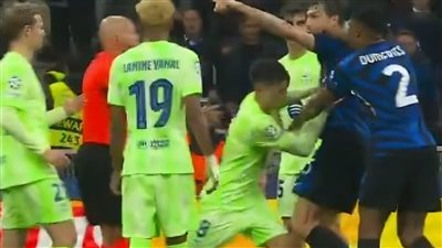خناقة عنيفة بين لاعبي برشلونة وإنتر ميلان بعد الهدف الثاني (فيديو)