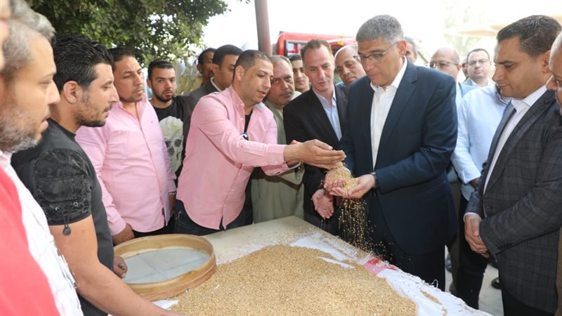 محافظ الجيزة يتفقد صومعة إمبابة 