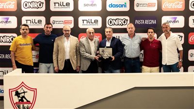 الزمالك يكرم بيسيرو وجهازه المعاون قبل رحيله ويهديه درع النادي