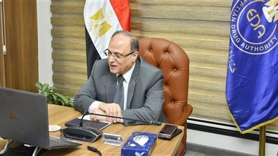 رئيس هيئة الدواء يناقش مع مسئول بحريني التعاون في مجال الصناعات الدوائية