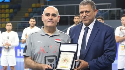 خالد فتحي يكرم خوان كارلوس باستور ويهديه درع اتحاد اليد