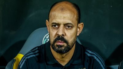 جلسة خاصة بين عماد النحاس ولاعبو الأهلي قبل موا جهة إنبي بالدوري