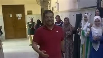 رد الجميل.. طلاب «آداب القاهرة» ينظمون ممرا شرفيا لأستاذهم (فيديو)
