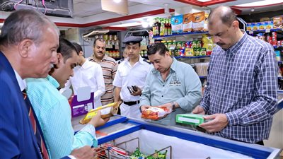 محافظ سوهاج يواصل جولاته لمتابعة تطوير الشوارع والأسواق