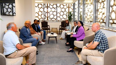 وزيرة البيئة تتسلم جدارية من الجمعية المصرية لحماية الطبيعة
