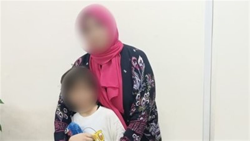 الطفل عقب عودته لأحضان والدته