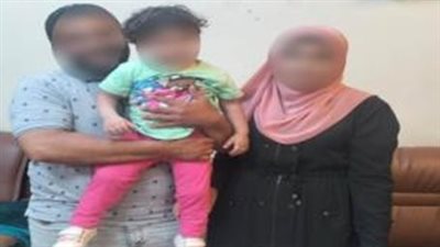 شيطان في هيئة سائق.. خطف طفلة عمرها عامان لسرقة ذهبها والأمن يعيدها لوالديها 
