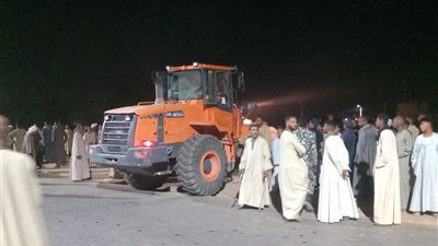 سقوط سيارة أجرة بترعة الكلابية في إسنا.. وعمليات الإنقاذ مستمرة