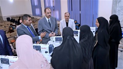 محافظ سوهاج يسلم ماكينات خياطة للسيدات الأولى بالرعاية ضمن 