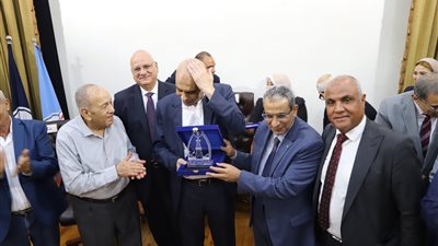 لمسة وفاء وعرفان لعطائهم.. «العامة للبترول» تكرم قدامى النقابيين العماليين