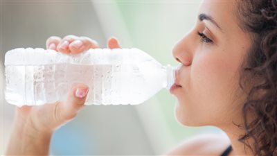 الماء البارد في الصيف.. انتعاش فوري أم خطر صامت؟ (تفاصيل)