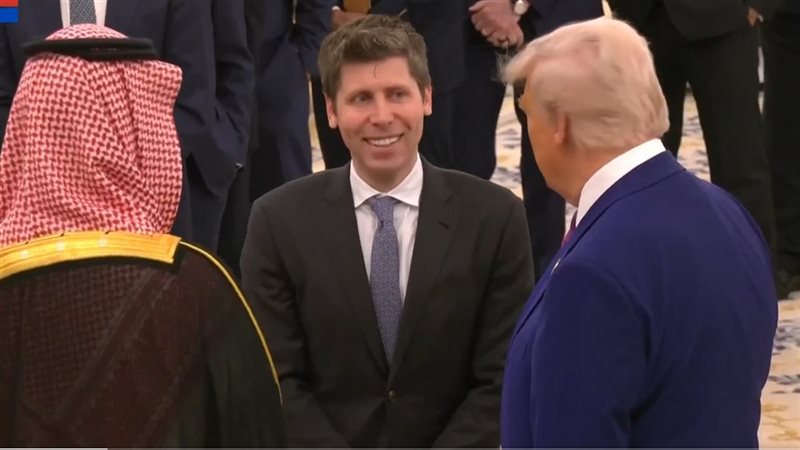 سام ألتمان يتوسط الأمير محمد بن سلمان والرئيس دونالد ترامب