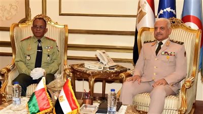 الفريق أول عبد المجيد صقر يلتقى وزير دفاع مدغشقر لتعزيز التعاون العسكري