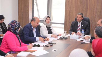 محافظ دمياط يناقش مخططات تعظيم الإستفادة من الفرص الإستثمارية