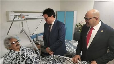 وزير الثقافة يزور الكاتب صنع الله ابراهيم بعد إجراؤه عملية جراحية
