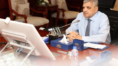 رئيس هيئة قناة السويس يبحث تعزيز التعاون مع مسؤولي مجموعة ميرسك العالمية