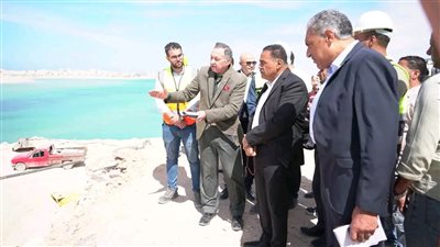 محافظ مطروح يتفقد أعمال تطوير كوبري روميل وتوسيع المجري الملاحي
