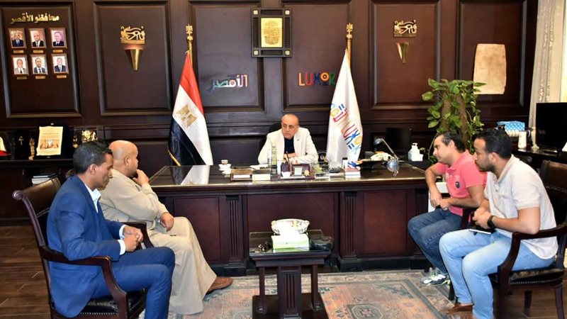 محافظ الأقصر يستقبل وفد شباب الضبعيه لعرض مطالبهم.