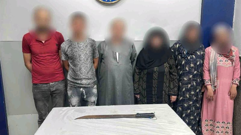 المتهمون عقب ضبطهم 
