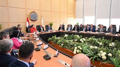 كامل الوزير: لن يضار أحد من العاملين بمجال جمع المخلفات الصلبة من السفن العابرة لقناة السويس