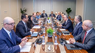 رئيس اقتصادية السويس يجتمع بوفد شركة AP Moller MAERSK العالمية لبحث التعاون