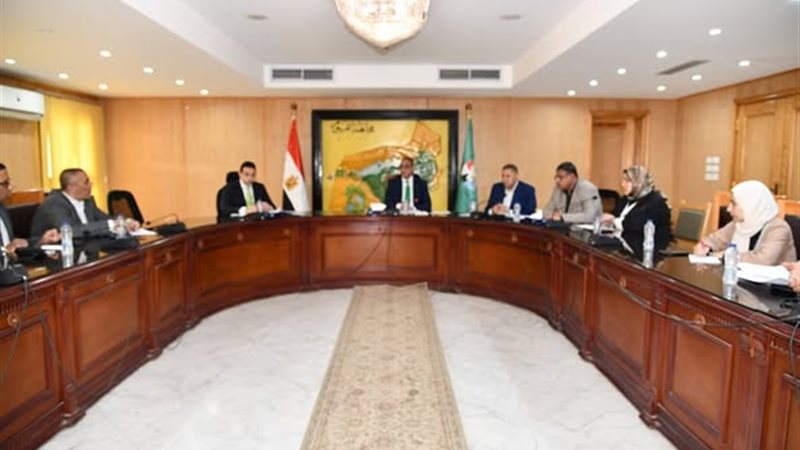 محافظ الفيوم اثناء اللقاء