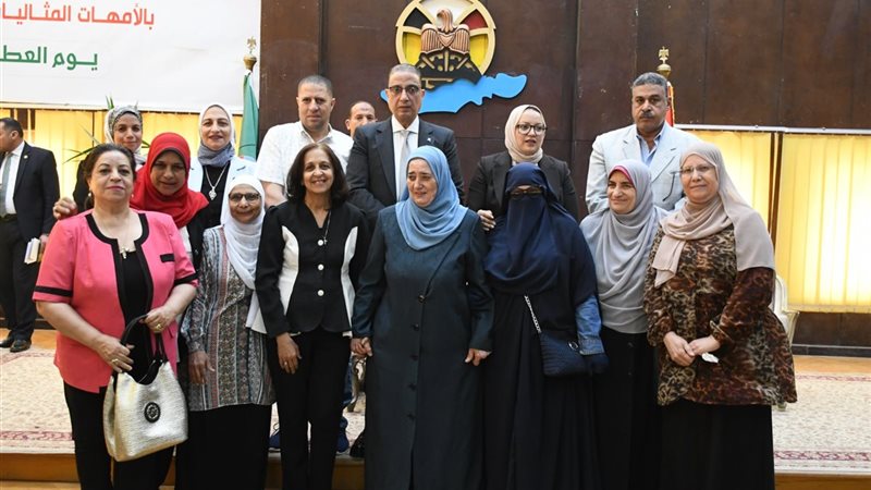 محافظ الفيوم اثناء التكريم