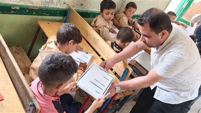جولة ميدانية لمتابعة التقييمات النهائية للصفين الأول والثاني الابتدائي بمدارس إطسا