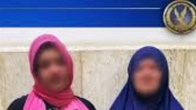 البلوجر أم رودينا ووالدتها عقب إلقاء القبض عليهما