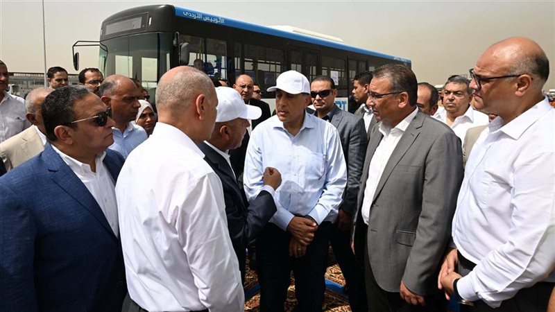 رئيس الوزراء يتفقد الأتوبيس الترددي