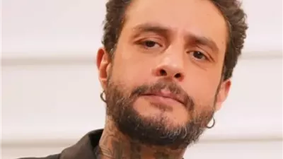 «اخرس».. أحمد الفيشاوي يثير الجدل بعد تعليقه عن ارتداء الحلق 