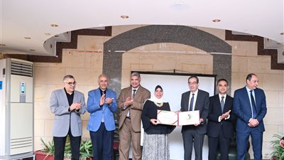 جامعة الفيوم تكرم أستاذة بعد بلوغها سن التقاعد