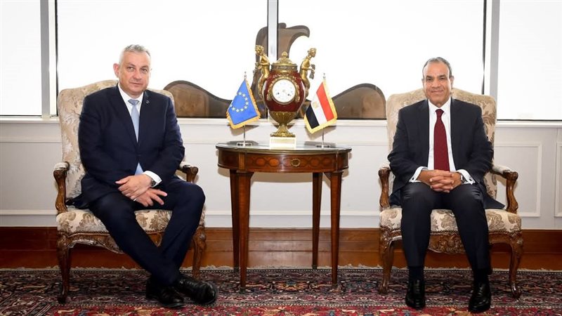 وزير الخارجية مع المفوض الأوروبي للشراكات الدولية 