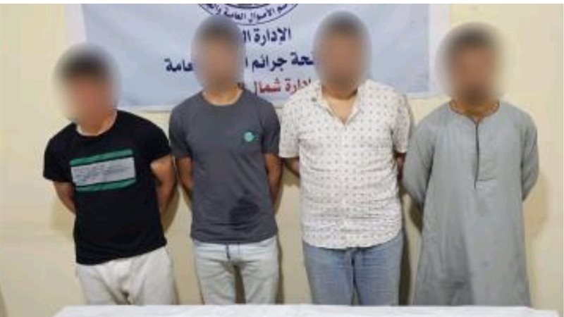 المتهمون عقب ضبطهم 