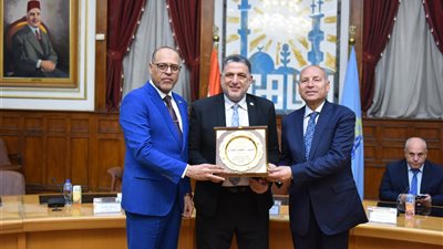 رفض رشوة.. وزير العمل ومحافظ القاهرة يُكرمان موظف بالوزارة