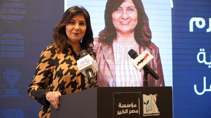السفيرة نبيلة مكرم