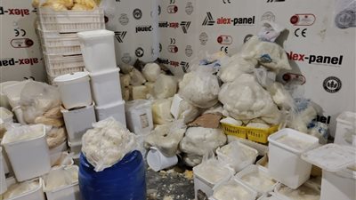 ضبط كيانات مخالفة لإنتاج وتوزيع منتجات غذائية وعطور مجهولة المصدر بالمنوفية
