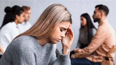 كيفية علاج الرهاب الاجتماعي للمراهقين بطريقة فعالة؟ أستاذ طب نفسي يجيب (فيديو)