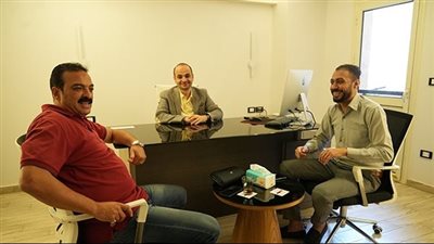 عمرو الحديدي نجم الأهلي ومصر الأسبق في ضيافة موقع الجمهور (صور)