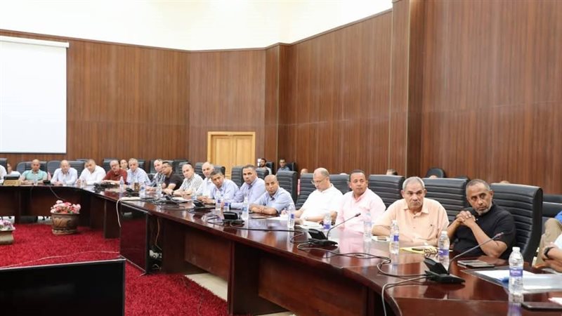 سكرتير عام محافظة البحر الاحمر مع ممثلي المنشآت السياحية 