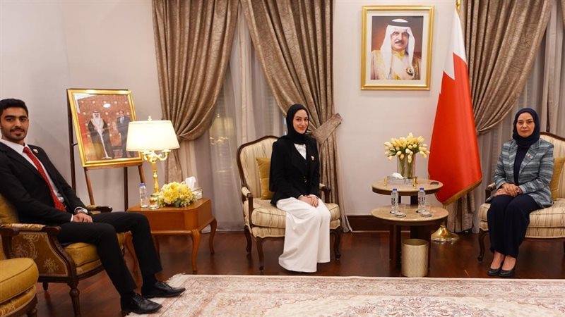 سفيرة البحرين لدى مصر تستقبل الشباب البحريني 