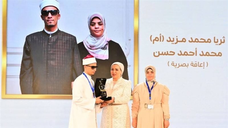 السيدة الأولى تكرم الشيخ محمد أحمد حسن